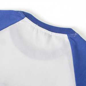 Camiseta Zeta Phi Beta de Manga Raglán Azul y Blanca con Bordado de Letras Griegas en Chenilla para Mujer, Corte Elegante - Product Image 4