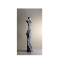Sculpture abstraite inspirée de Giacometti, silhouette élancée texturée, gris anthracite, figurine d'art moderne