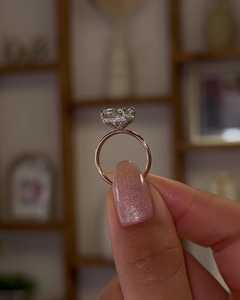 แหวนเพชรทรงคุชชั่น 4 กะรัต รับรองโดย IGI ขายส่ง แหวนขอแต่งงานสามเม็ด ทอง 14k แหวนเพชร CVD HPHT เพาะเลี้ยงในห้องปฏิบัติการ จากผู้ผลิต - Product Image 4