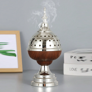 Magnifique brûleur d'encens en argent et bois avec un dessus bombé ventilé, une section centrale en bois et un finitionnel décoratif parfait. - Product Image 1