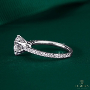Bague de fiançailles en moissanite ronde de 2,145 carats, plaquée or blanc, solitaire avec bande pavée, bague de mariage pour femme - Product Image 2