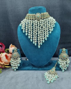 Conjunto de collar choker de perlas pesadas con mang tika y pendientes para mujer, colección de joyería étnica de diseño. - Product Image 3