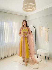 Ensemble Salwar Kameez indien/pakistanaise brodé en polyester pour femme, idéal pour les mariages et les fêtes, avec dupatta en filet à bordure florale, coupe classique, couleur soleil. - Product Image 3
