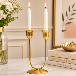 Elegante Candelabro de Metal Dorado de 2 Brazos, Hecho a Mano, Ecológico, Duradero, en Forma de U, Estilo Vintage, Lujoso, Único y Personalizable para Bodas - Product Image 1