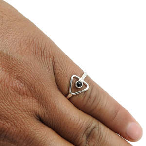 Bague en forme de triangle creux pour femme avec serti clos à facettes rondes, pierre précieuse onyx noir, style minimaliste bohème en argent 925 - Product Image 3