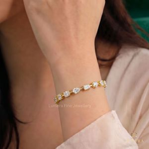 Bracelet tennis multi-formes en diamants de laboratoire avec sertissage à griffes et fermoir de sécurité – Cadeau romantique pour elle - Product Image 1