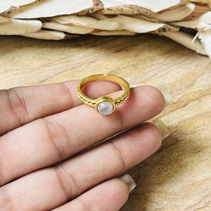Bagues en pierre de lune, style bohème, avec bande tressée, bijoux minimalistes en laiton pour femme, plaqué or 18 carats, solitaire délicat, favoris des marchés, vente en gros/OEM - Product Image 6
