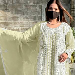 ชุดสาหรี่กามีซปักลายผ้าจอร์เจตต์ฟ็อกซ์ ฟอร์ เกออร์เจตต์ แบบกึ่งสำเร็จรูป สำหรับงานแต่งงาน งานดิวาลี และงานปาร์ตี้ - Product Image 1