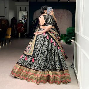VASTRA COTTAGE Lehenga Choli de seda con bordado de lentejuelas y encaje, Dupatta Gotta Patti con borlas y gran vuelo. - Product Image 3