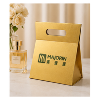 Boîte cadeau en papier kraft trapézoïdale dorée métallisée de luxe personnalisée avec poignée découpée et logo pour l'emballage de cosmétiques et de bijoux