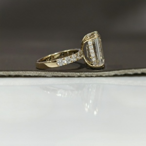 Anillos Clásicos de Compromiso, Boda y Aniversario con Banda Pavé, Diamante Cultivado en Laboratorio de Corte Esmeralda de 9 Quilates, Color E, VS1, Anillo de Oro Sólido de 14K - Product Image 4