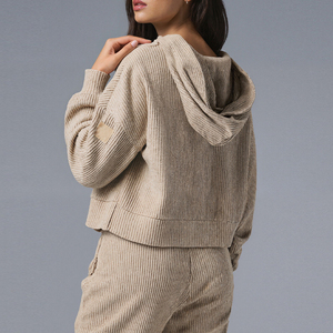 Haut tricoté personnalisé pour femme, style crop top, avec capuche, pour le sport - Product Image 3