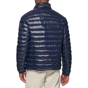 Veste d'hiver matelassée pour homme, aspect cuir, avec capuche et bordure en fourrure, chaude, décontractée, pour l'extérieur, personnalisable, OEM, vente en gros - Product Image 4