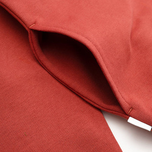 Sudadera con Capucha Roja Unisex de Poliéster/Rayón, Ecológica, Corte Holgado, Estilo Minimalista, Informal, con Bolsillo Canguro - Product Image 6