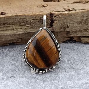 Vente en gros collier pendentif en argent allemand Lapis Lazuli avec pierres précieuses style Feng Shui cristal d'agate à vendre acheter chez Aameena Agate - Product Image 1