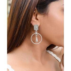 Boucles d'oreilles pendantes en argent Meera Jaipur Sanjh Fashion avec un design élégant pour femmes - Product Image 1