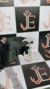 Colgante y Dijes Personalizados de Moissanita con Incrustaciones de Plata de Ley 925, Diseño Único con Letra Personalizada - Product Image 4