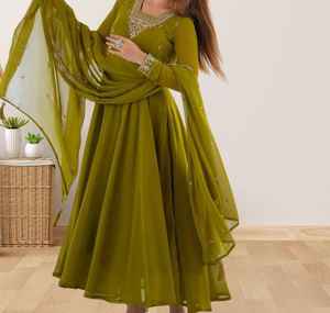 Diseño Premium Suave con Hermoso Trabajo de Bordado en Secuencia, Prenda Premium para Bodas y Fiestas para la Cultura India y Pakistaní - Product Image 4