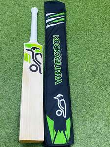 Bate de críquet Kookaburra Kahuna de madera de sauce inglés con mango corto y funda protectora - Product Image 1