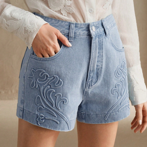 กางเกงยีนส์ขาสั้นผู้หญิงดีไซน์ลายนูน 3 มิติ แฟชั่นสตรีทแวร์ พร้อมห่วงเข็มขัด ทรงหลวมใส่สบายและมีสไตล์ - Product Image 5