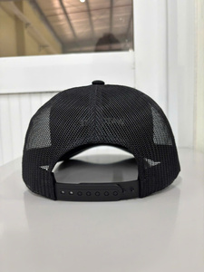 Casquettes de camionneur en mousse noire de haute qualité avec broderie 2D personnalisée, pré-courbées et ajustables, fabriquées au Vietnam - Product Image 5