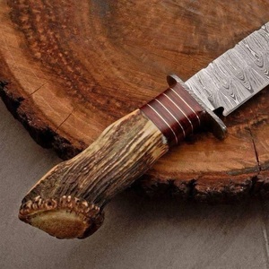 Cuchillo de caza y utilidad de hoja fija de acero de Damasco personalizado, con punta de clip y filo recto, de alta durabilidad, mango de asta de ciervo y cuero. - Product Image 4