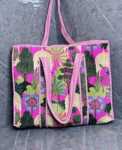 กระเป๋าโท้ทแฮนด์เมดลายพิมพ์แบบดั้งเดิม |   กระเป๋าสะพายไหล่ผ้าฝ้ายลายควิลท์ |   กระเป๋าโท้ทดีไซน์ลายพฤกษศาสตร์เขตร้อน | กระเป๋าเดินทางและช้อปปิ้งขนาดใหญ่ - Product Image 4