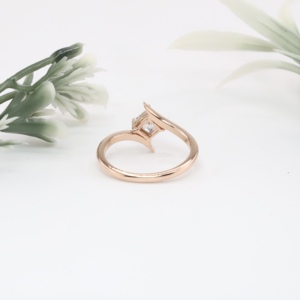 Anillo de compromiso de oro rosa con diamante de laboratorio talla princesa, clásico, con engaste en forma de cometa, solitario liso, banda de boda cruzada, joyería fina para mujer - Product Image 3