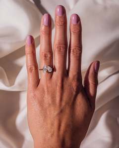 Bague de fiançailles de luxe en or pur 14 carats certifiée IGI 2026, avec deux diamants de laboratoire taille marquise et poire Toi et Moi, pour elle - Product Image 6