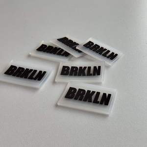 Patch en caoutchouc PVC souple personnalisé, badge en silicone avec logo 3D en relief, thermocollant pour vêtements, chaussures, sacs, décoration de vêtements - Product Image 1