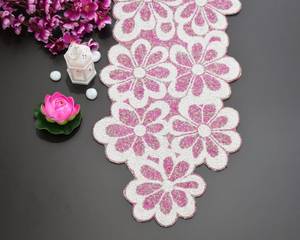 Chemin de table personnalisé de forme originale, design de luxe, fait main, écologique, léger et durable, avec napperons et sous-plats roses et blancs - Product Image 2