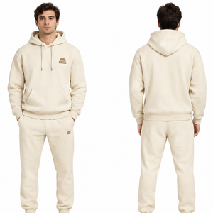 Conjunto Deportivo Clásico para Hombre en Color Beige Arena con Capucha y Forro Polar, Sudadera con Estampado Minimalista en el Pecho y Pantalones Deportivos a Juego - Product Image 2