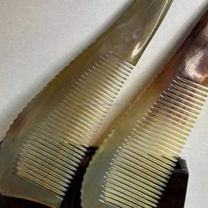 Peigne en corne de couleur naturelle pour tous les types de cheveux Fabriqué à la main par Tayyab Handicraft - Product Image 3