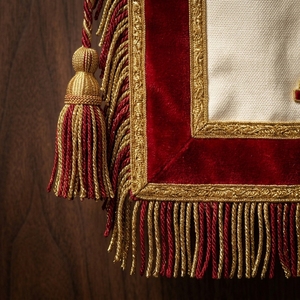 Badge maçonnique personnalisé en velours rouge avec franges dorées, brodé, insignes maçonniques résistants à l'eau, épingle de sûreté - Product Image 4