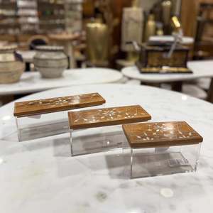 กล่องขนมรูปพระจันทร์เสี้ยว NoorTimber ดีไซน์หรูหรา ตกแต่งด้วยมุกและอะคริลิก สำหรับจัดเก็บขนมในช่วงรอมฎอน อิฟตาร์ และเทศกาลต่างๆ - Product Image 2