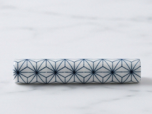 Reposacucharas cilíndrico de cerámica con patrón geométrico azul y blanco para uso en la cocina y la mesa. - Product Image 2
