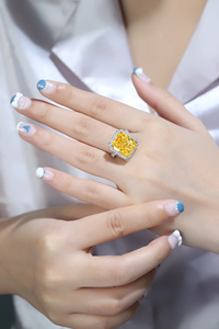 Bague de cocktail de luxe pour femme avec diamant jaune taille émeraude serti pavé, certifiée IGI - Product Image 6