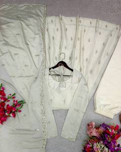 Ensemble prêt à expédier : Robe indienne ethnique en soie Chinon pour l'hiver/été, avec bordure en dentelle perlée, dupatta et pantalon élastique à séchage rapide, protection solaire - Product Image 6