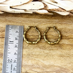 Pendientes de Aro de Bambú de Alta Demanda, Pendientes Boho de Latón para Mujer, Bañados en Oro de 18K, Minimalistas, Tipo Huggies, Naturales, para Venta al por Mayor/OEM/ODM - Product Image 6