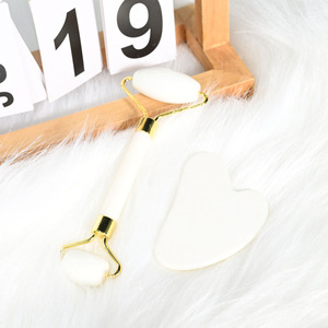 Set de Gua Sha 2025: Rodillo Facial de <span class=keywords><strong>Jade</strong></span> Blanco con Marco Dorado y Gua Sha en Forma de Corazón, Productos de Spa para el Bienestar y <span class=keywords><strong>Beneficios</strong></span> para la Piel - Product Image 1
