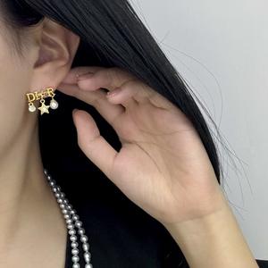 Boucles d'oreilles rétro en perles d'eau douce naturelles avec un design ajouré, boucles d'oreilles en forme de lettre et d'étoile avec des aiguilles d'oreille - Product Image 4