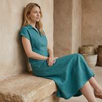 Robe midi en lin bleu sarcelle pour femme avec col polo et manches courtes, en tissu léger, style moderne, coupe confortable