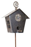 Lanterne murale vintage en laiton avec oiseaux perchés et découpes géométriques pour jardin extérieur