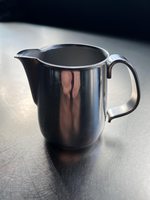 Carafe à crème minimaliste en métal pour le service du café et des boissons