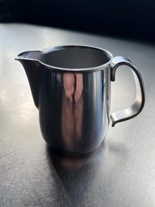 Jarra de Crema Metálica Minimalista para Servir Café y Bebidas - Product Image 4