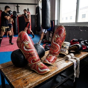 สนับแข้งลายมังกร PU อุปกรณ์ป้องกัน MMA สีดำ ทอง น้ำเงิน - Product Image 2
