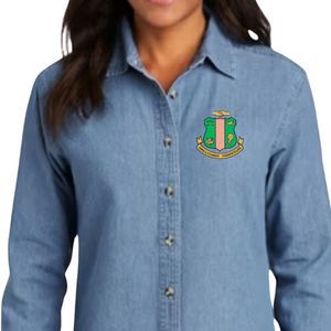 AKA Camisa vaquera de mujer de manga larga con botones al frente y logo Shield, color azul claro - Product Image 3