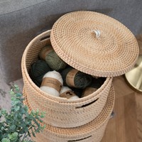 Op maat gemaakte ronde opbergbox van rotan met deksel en handvatten, handgemaakte manden voor opbergruimte, woonkamerdekens, gemaakt in Vietnam