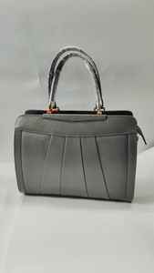 กระเป๋าสะพายไหล่ผู้หญิงหนังแท้สุดหรู งานฝีมือคุณภาพสูง สายสะพายปรับได้ สะดวกสบายสำหรับการใช้งานในชีวิตประจำวัน - Product Image 3