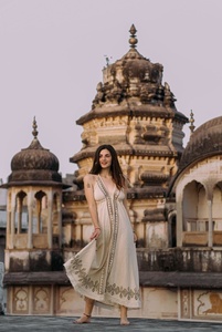 เดรสโบโฮแม็กซี่ เดรสปักลายคอวีลึก เดรสพลิ้วสวยหรู เสื้อผ้าสำหรับเทศกาล เดรสเก๋ไก๋สไตล์มินิมอล - Product Image 3